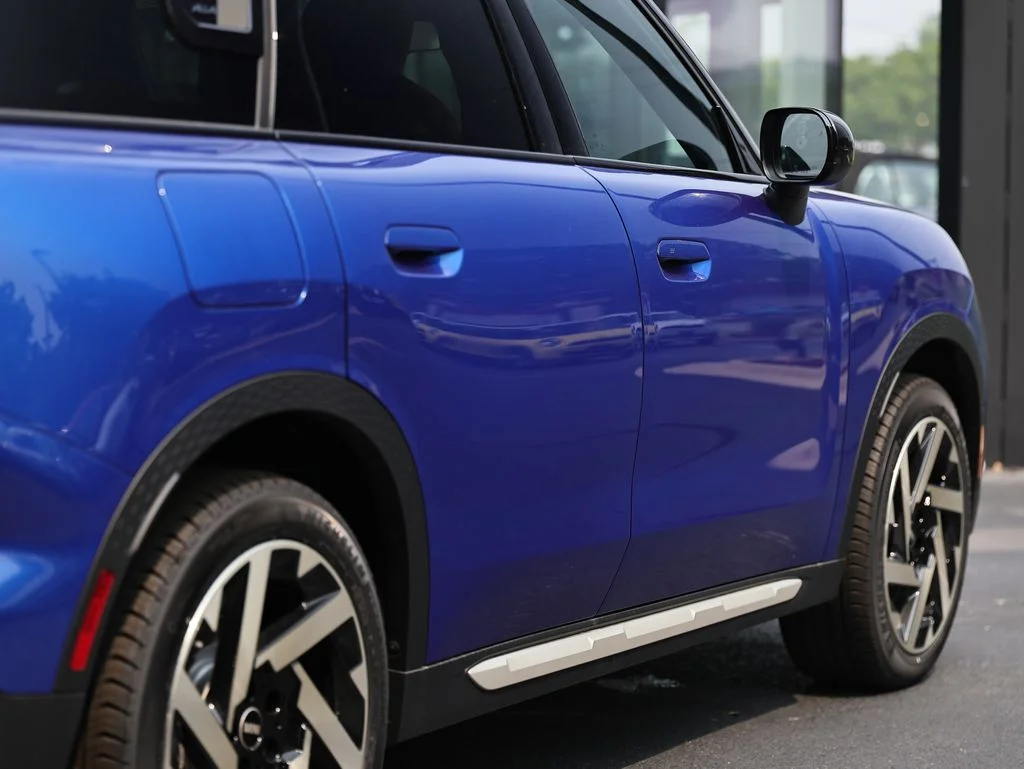New 2027 Blazing Blue MINI Signature Plus image 8