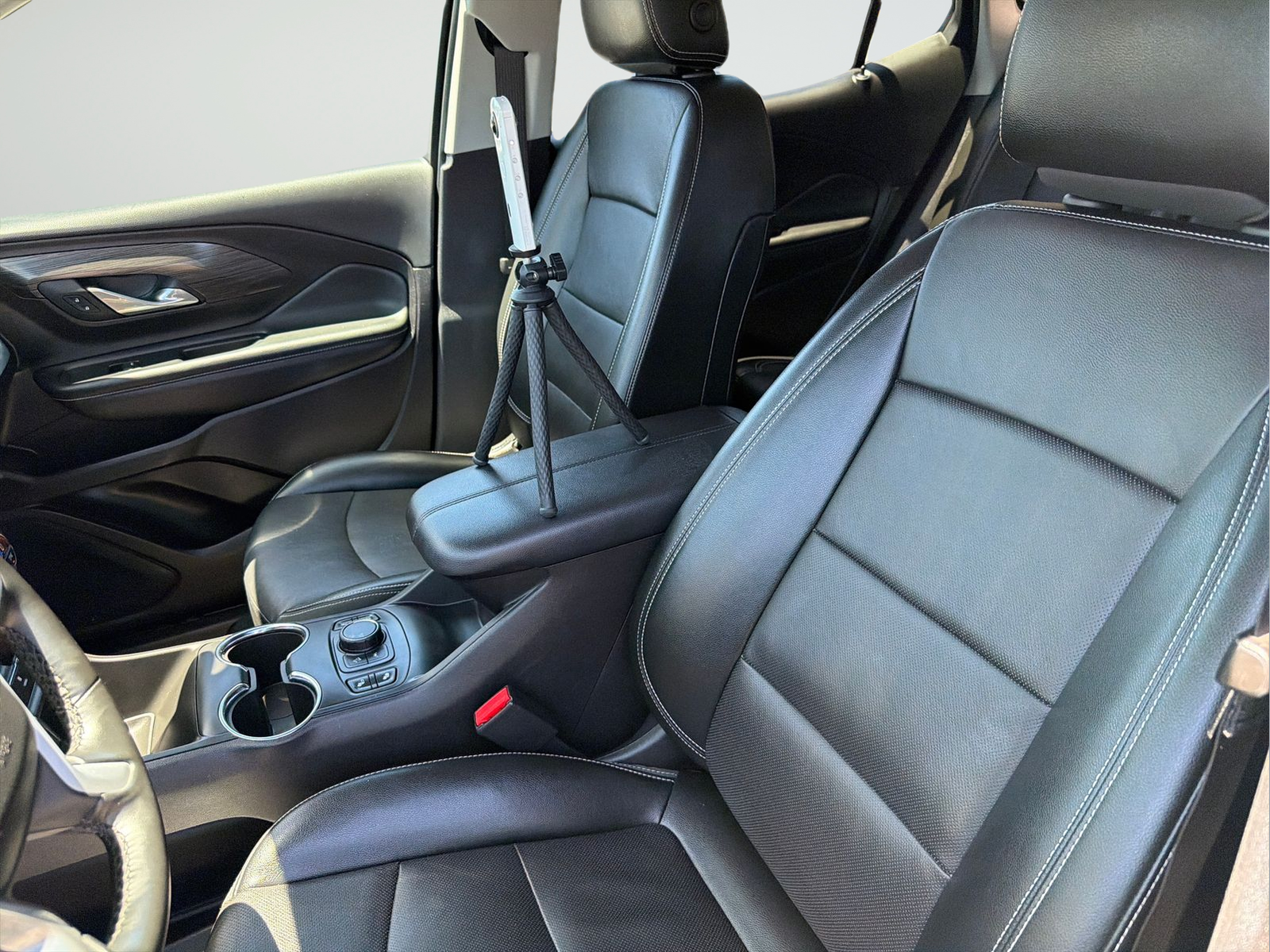 Used 2024 White GMC SLT image 21