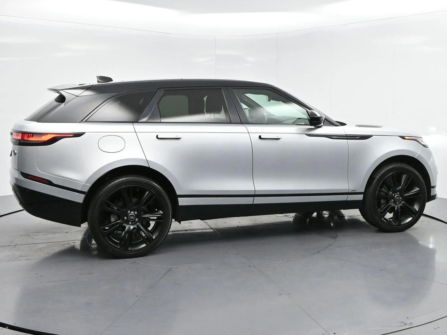 Used 2020 Silicon Silver Premium Metallic Land Rover R-Dynamic S image 8