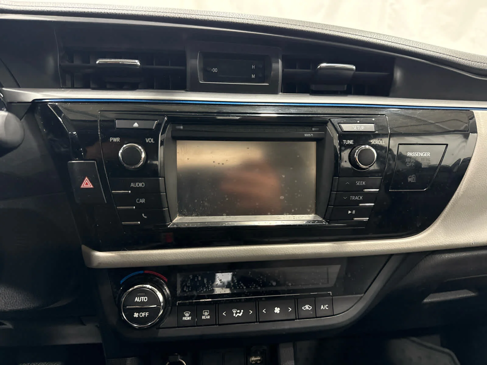 Used 2016 Green Toyota LE image 18
