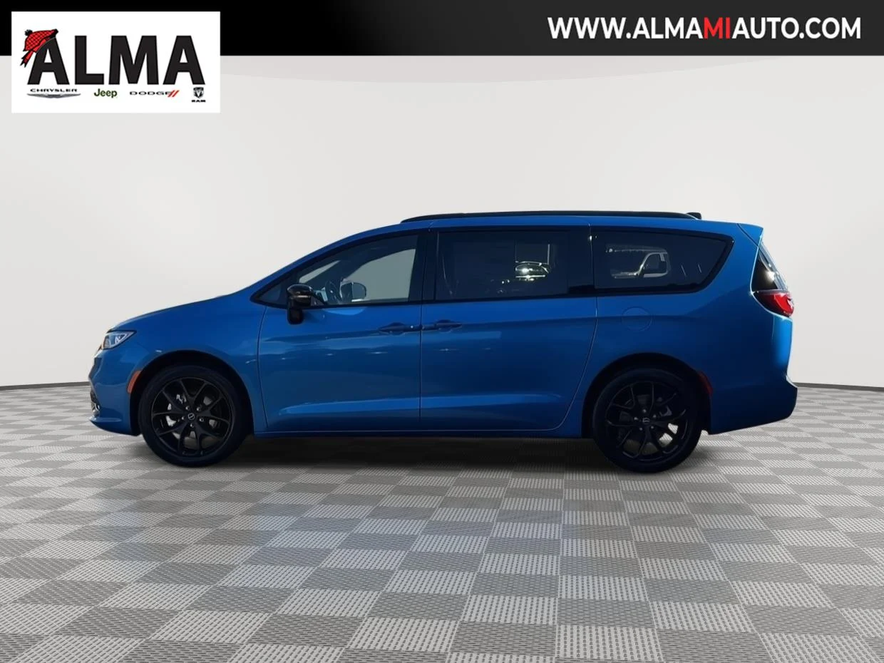 New 2026 Hydro Blue Pearl-Coat Exterior Paint Chrysler Select image 6