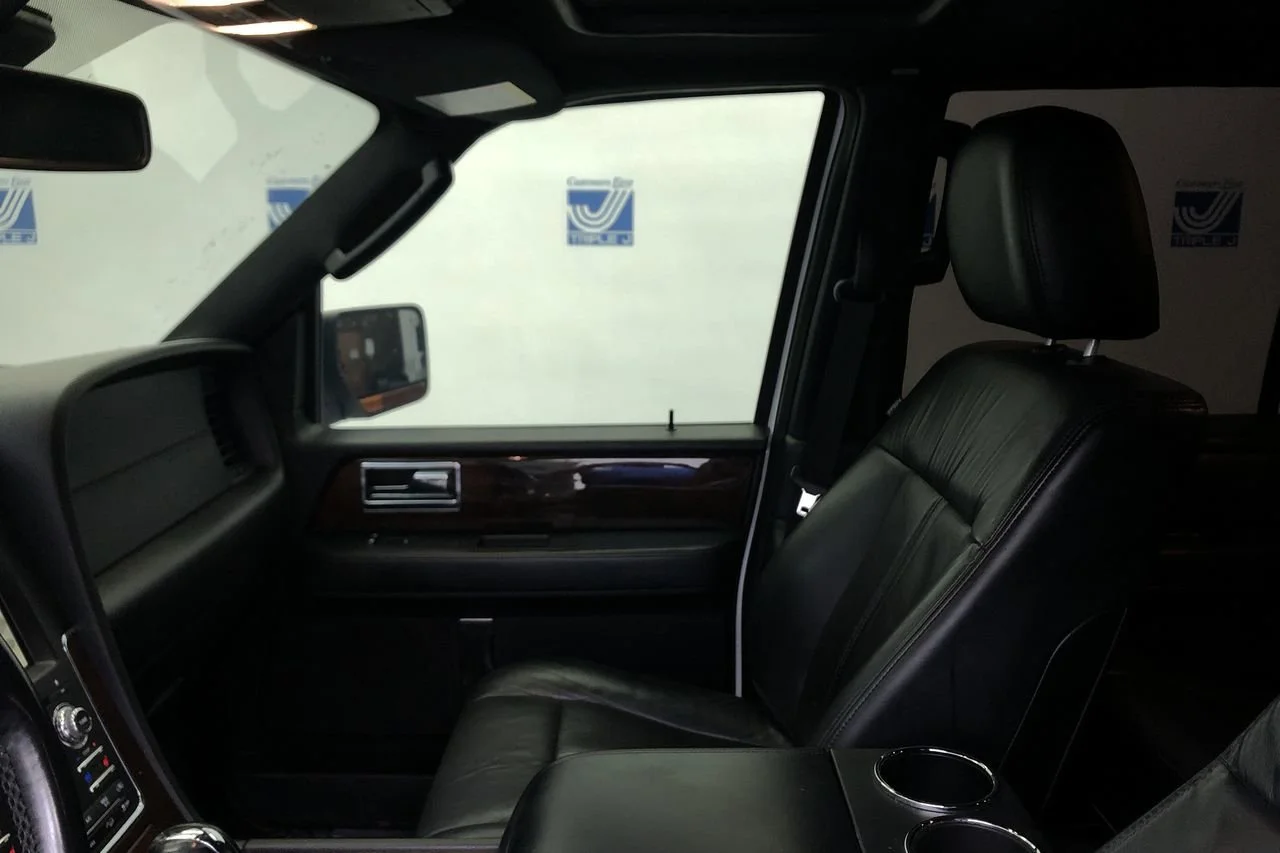 Used 2015 White Platinum Lincoln  image 29