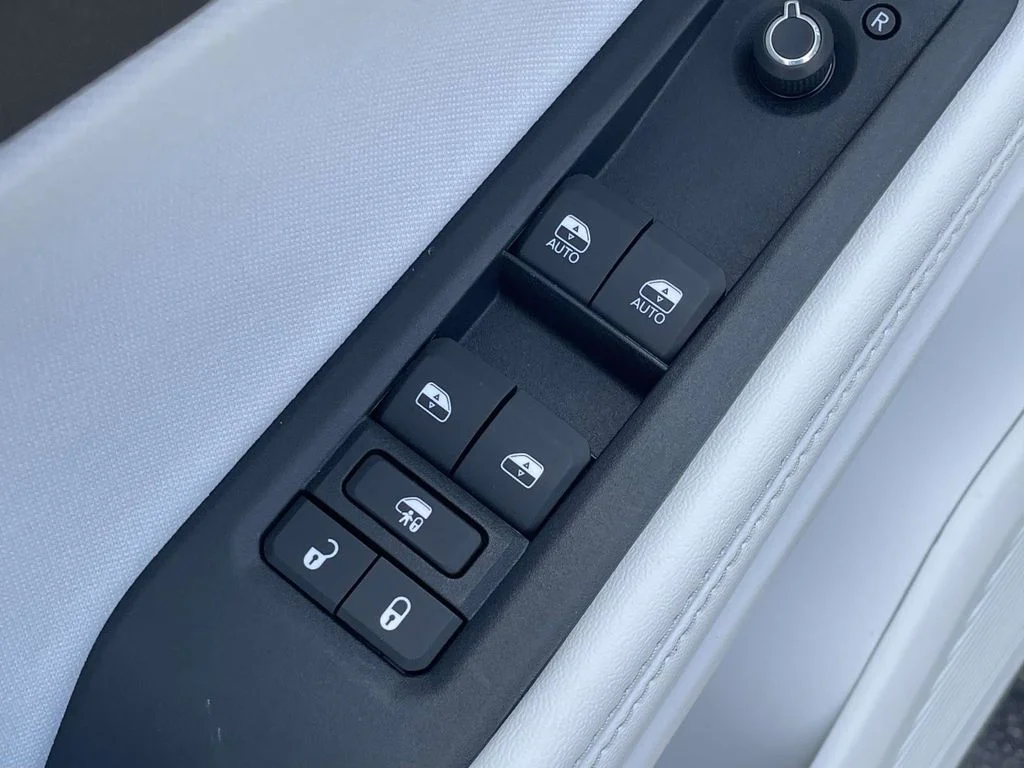 New 2026 Diamond Black Crystal Pearlcoat Jeep Laredo image 25