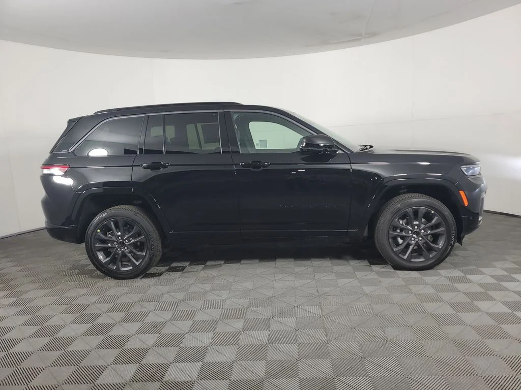 New 2026 Diamond Black Crystal Pearl-Coat Exterior Paint Jeep Limited Reserve image 3
