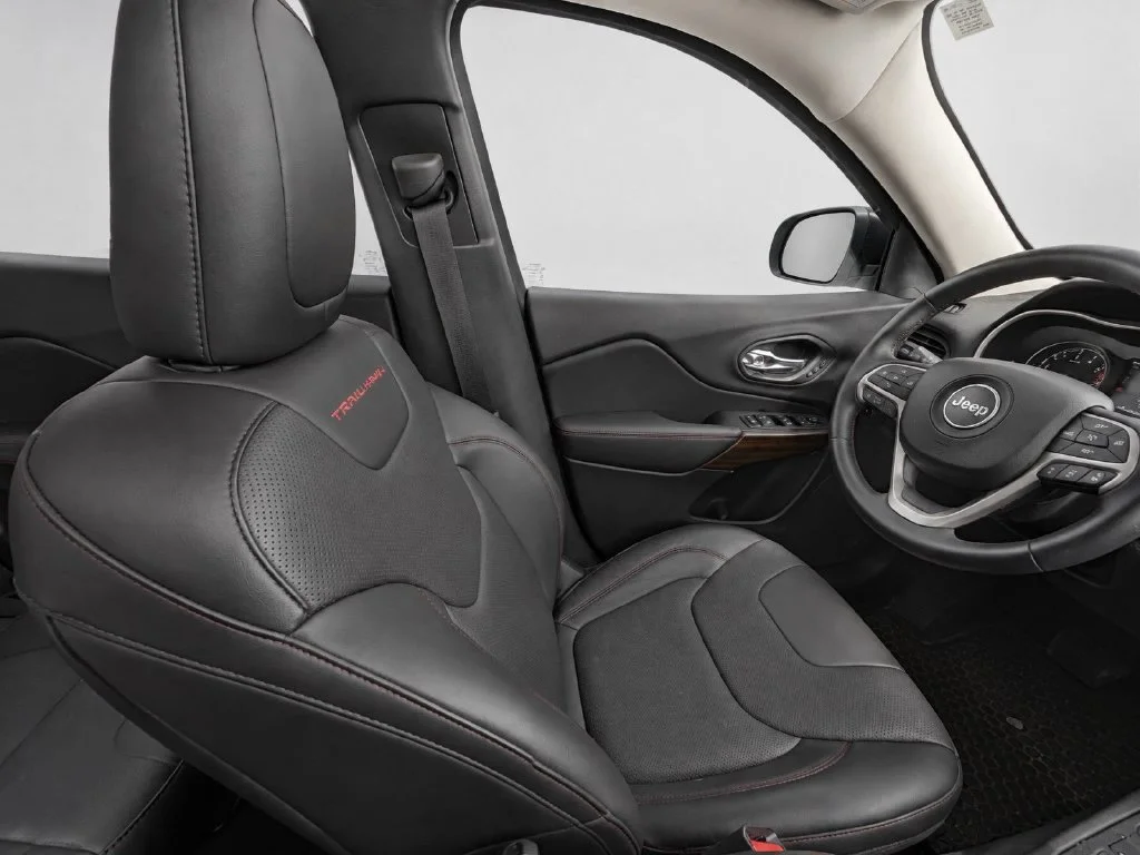 Used 2016 Red Jeep Trailhawk image 25