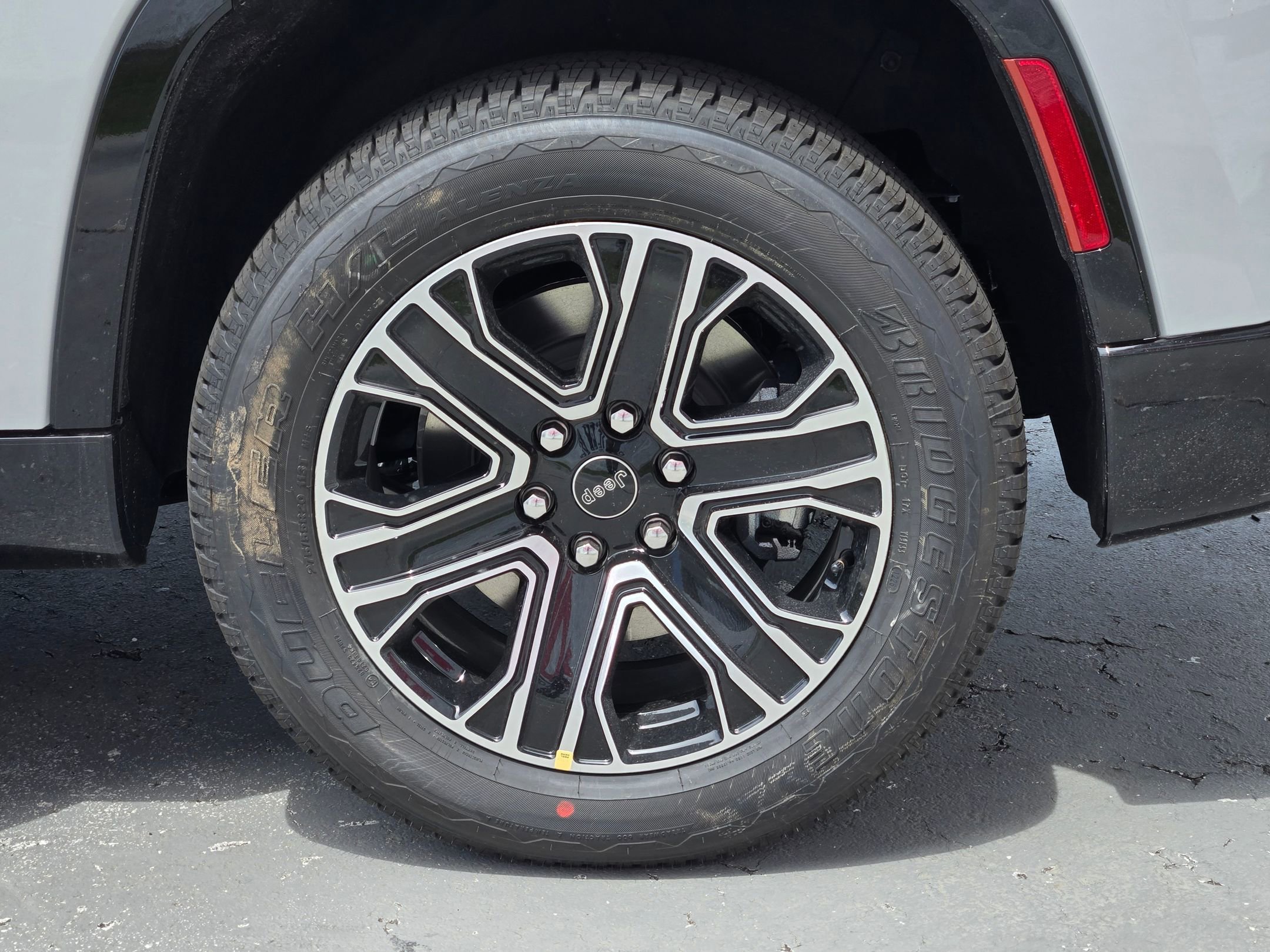 New 2026 Silver-Zynith Exterior Paint Jeep  image 17