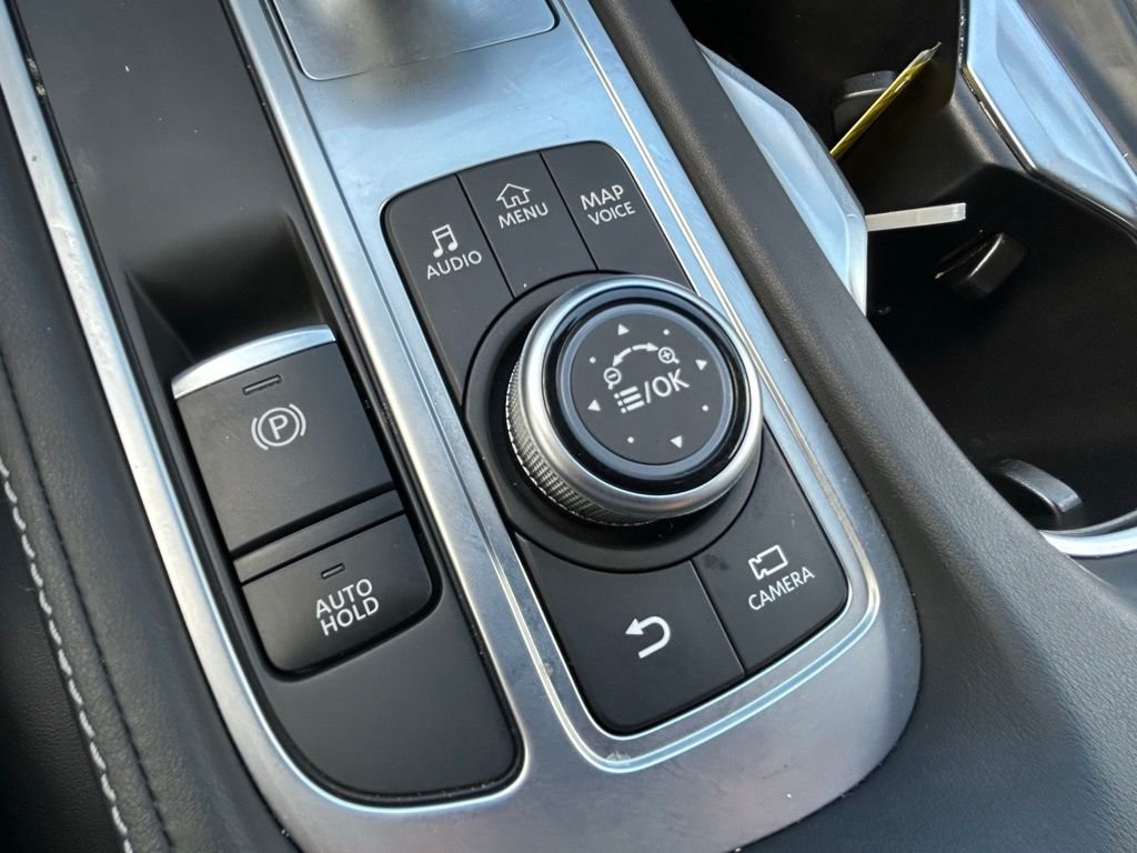 Used 2025 White INFINITI LUXE image 32
