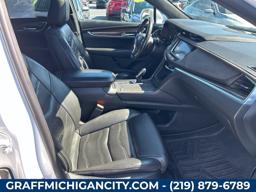 Used 2017 CRYSTAL WHITE TRICOAT Cadillac Platinum AWD image 27