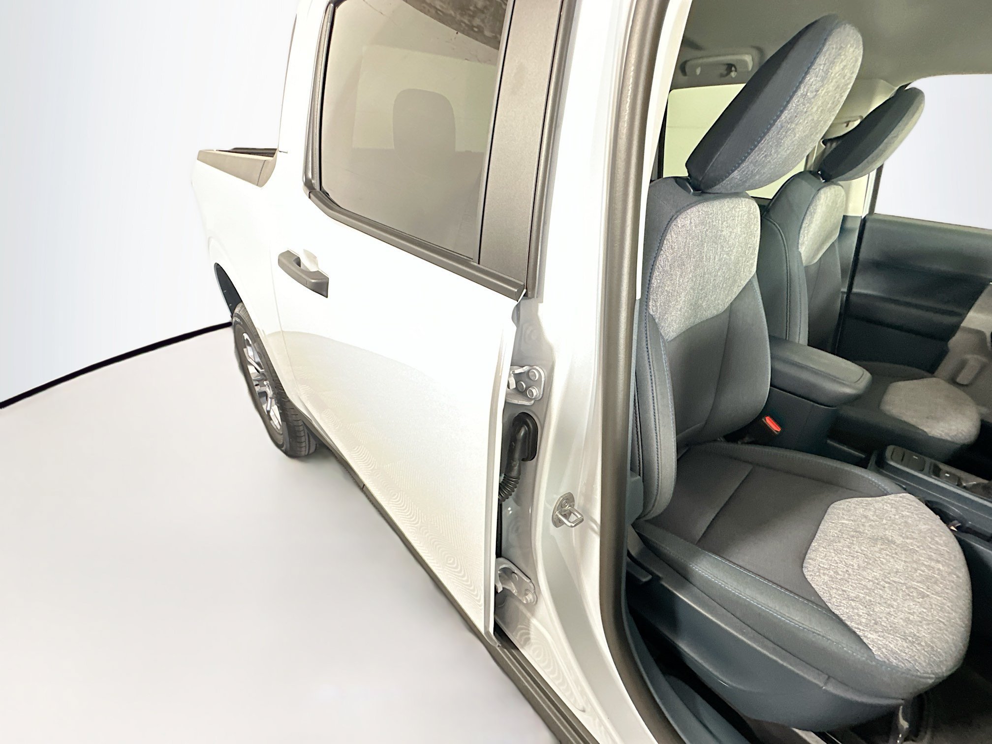 Used 2025 White Metallic Ford XLT image 28