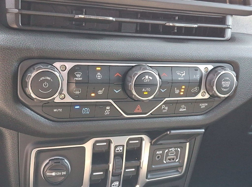 Used 2025  Jeep Sport S 4xe image 9