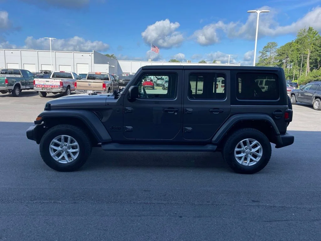 Used 2023 Gray Jeep Sport S image 4