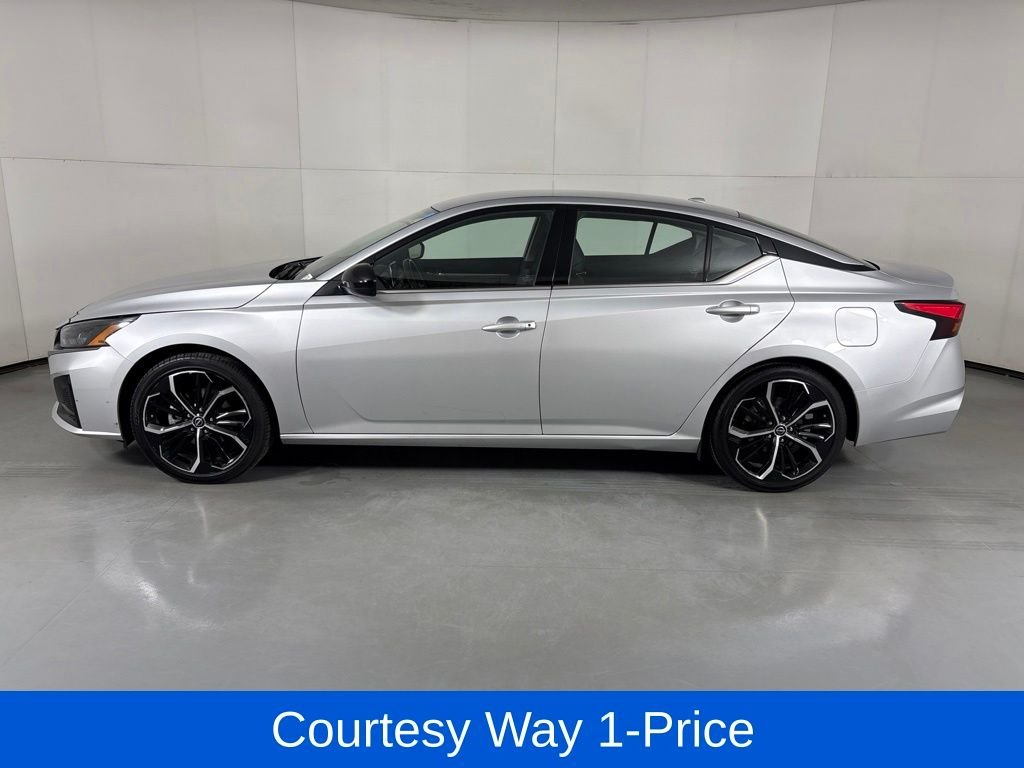 Used 2024 Silver Nissan 2.5 SR image 6