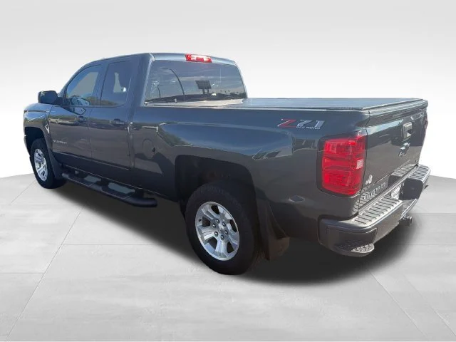 Used 2019 GRAPHITE METALLIC Chevrolet LT image 3