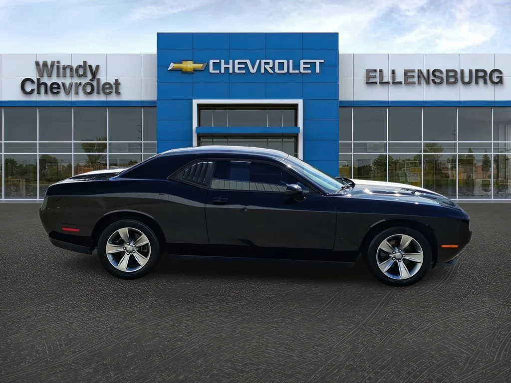 Used 2016 Pitch Black Clearcoat Dodge SXT image 8