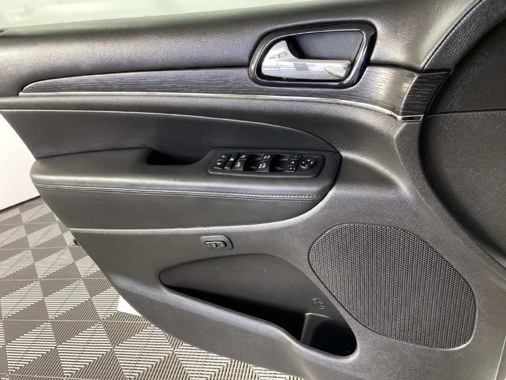 Used 2019 Bright White Clearcoat Jeep High Altitude image 21