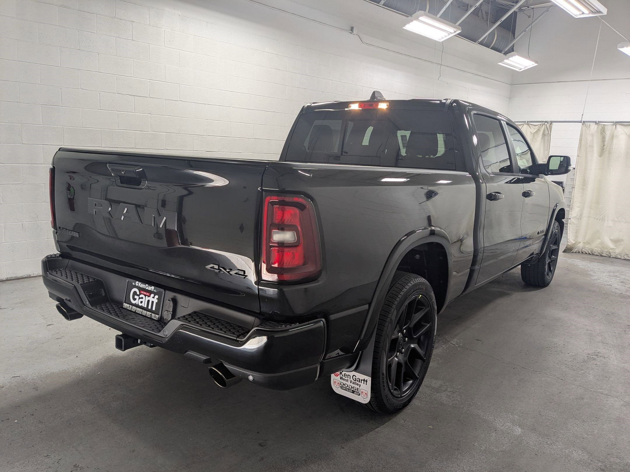 New 2026 Diamond Black Crystal Pearl-Coat Exterior Paint RAM Laramie image 4