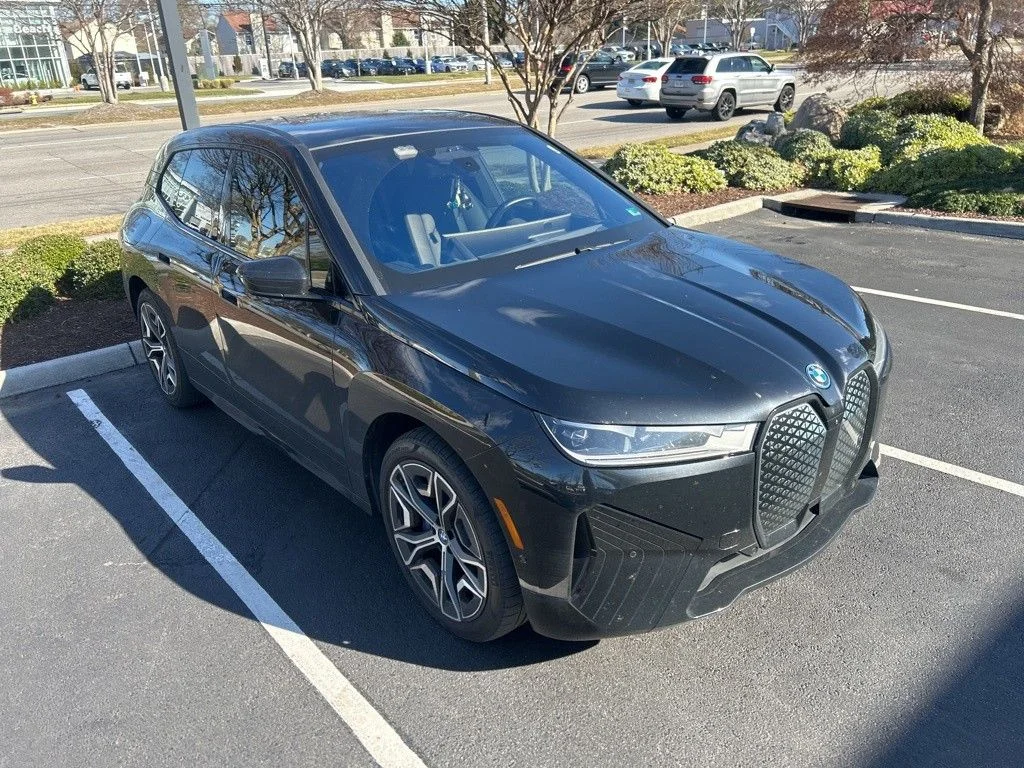 Used 2025 Black Sapphire Metallic BMW xDrive50 image 16