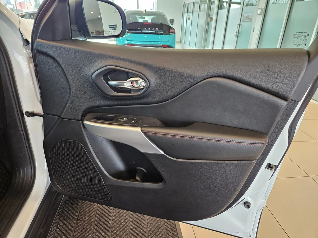 Used 2018 White Jeep Trailhawk image 25