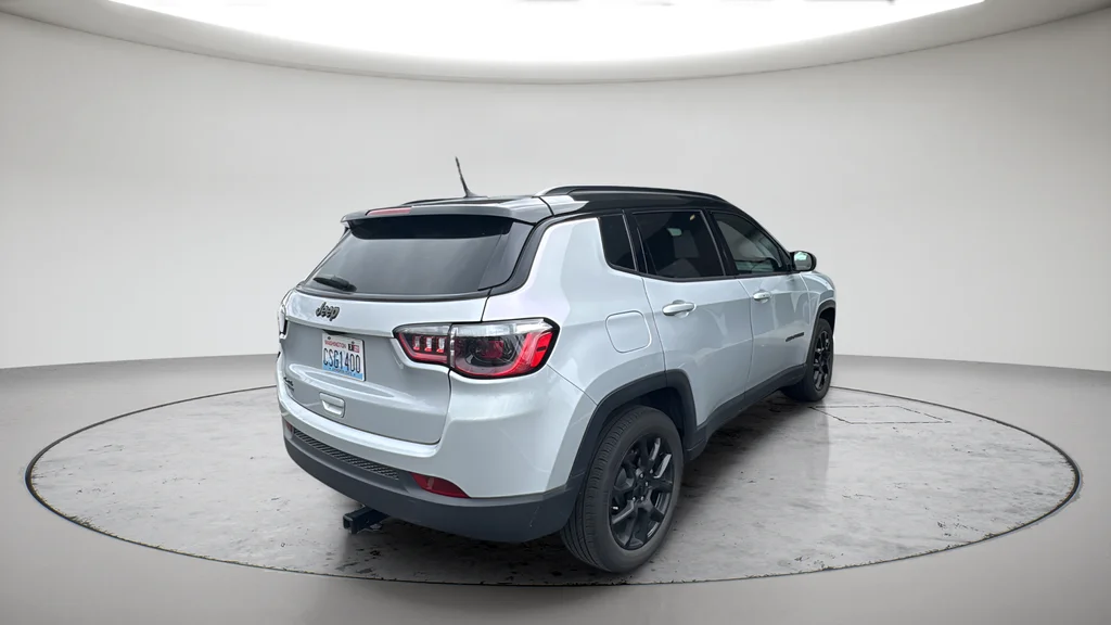 Used 2024 Silver Jeep Latitude image 6