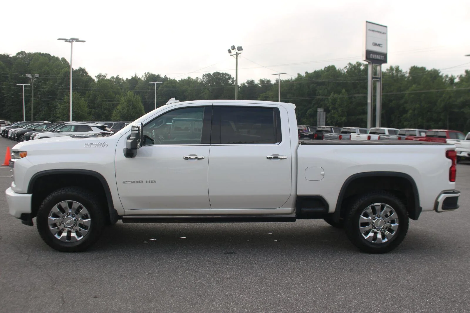 Used 2023 IRIDESCENT PEARL TRICOAT Chevrolet High Country image 4