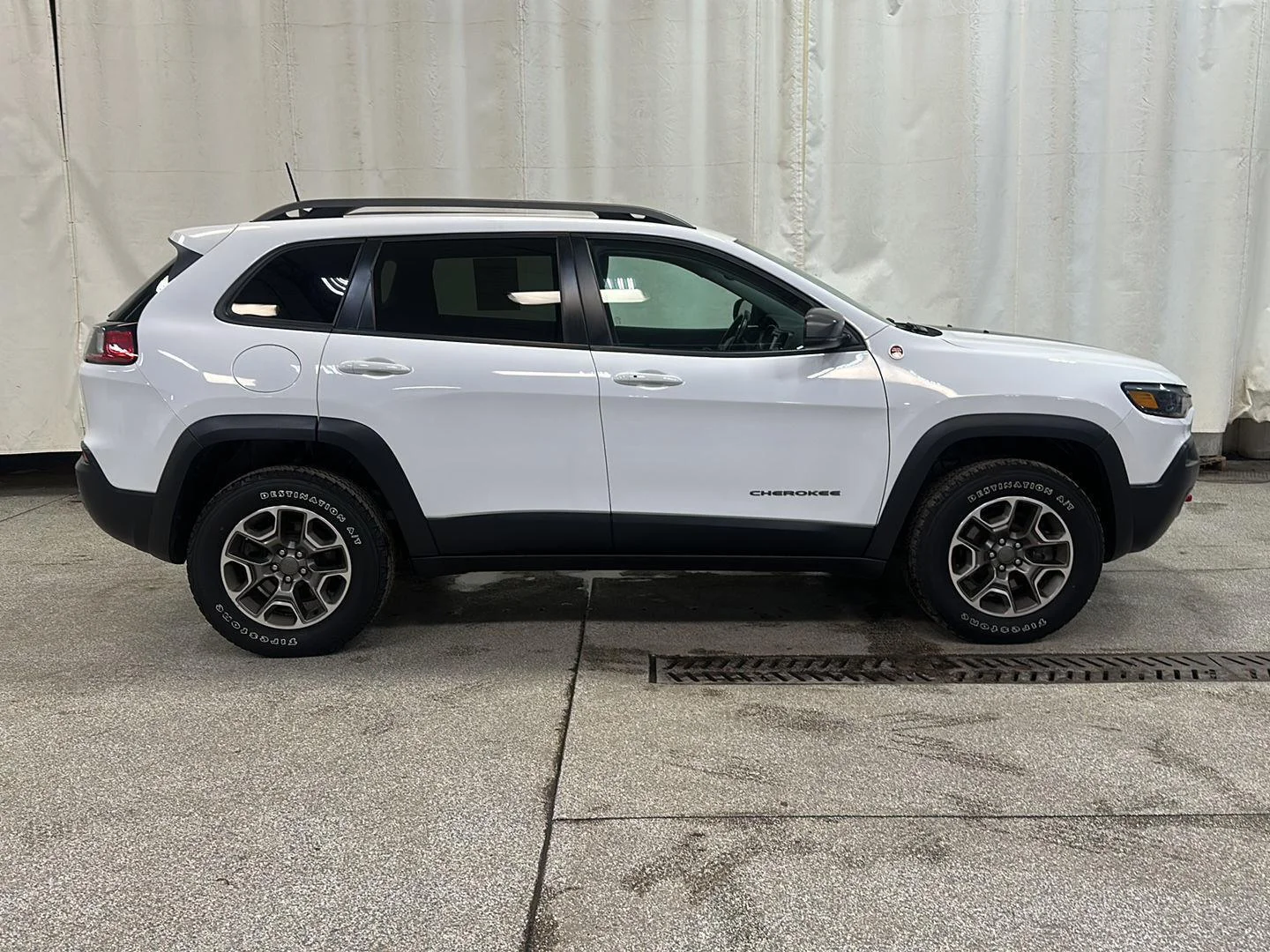Used 2020 Bright White Clearcoat Jeep Trailhawk image 6