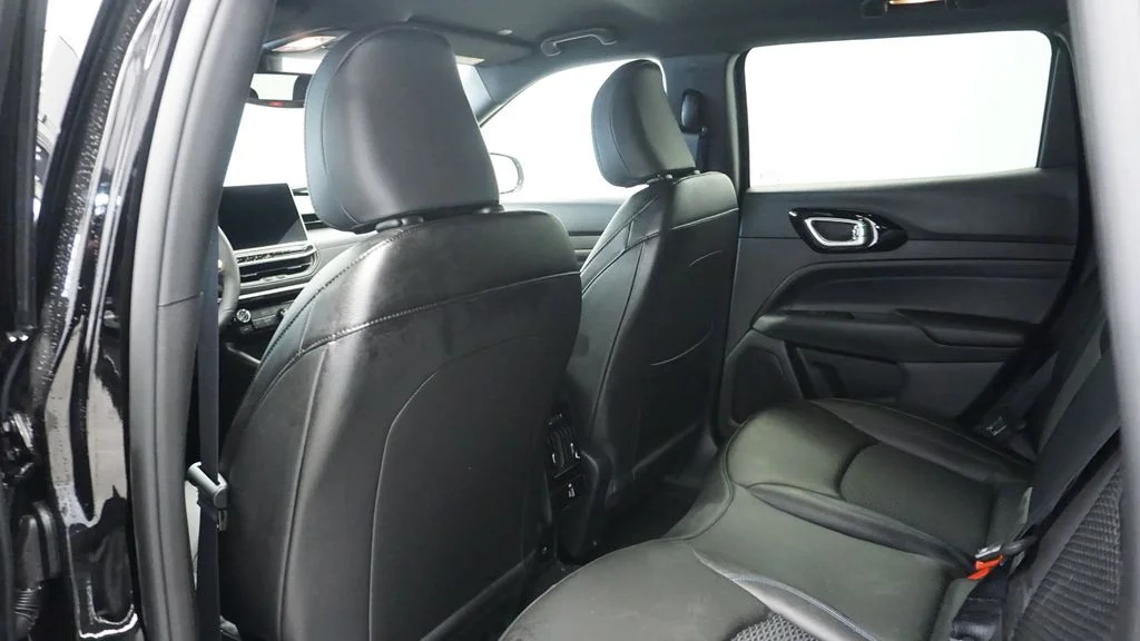 New 2026 Diamond Black Crystal Pearlcoat Jeep Latitude image 25
