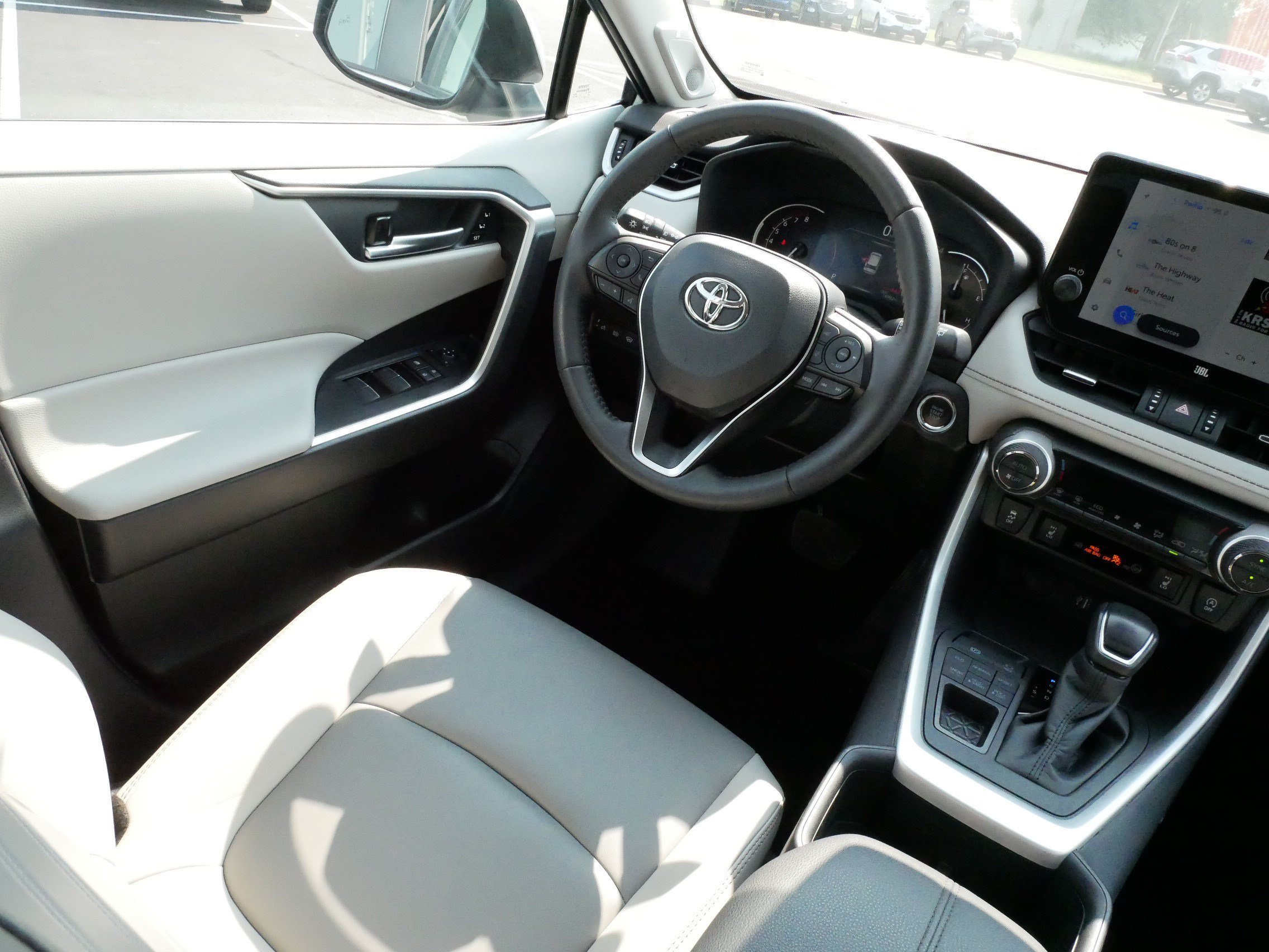 Certified Used 2025 SILVER SKY METALLIC Toyota XLE Premium image 9