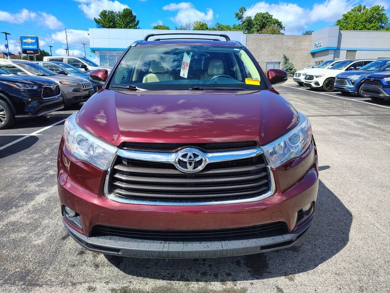 Used 2015 Red Toyota XLE V6 image 2