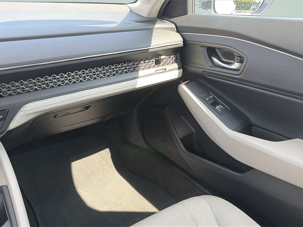 Certified Used 2025 Platinum White Pearl Honda SE image 13