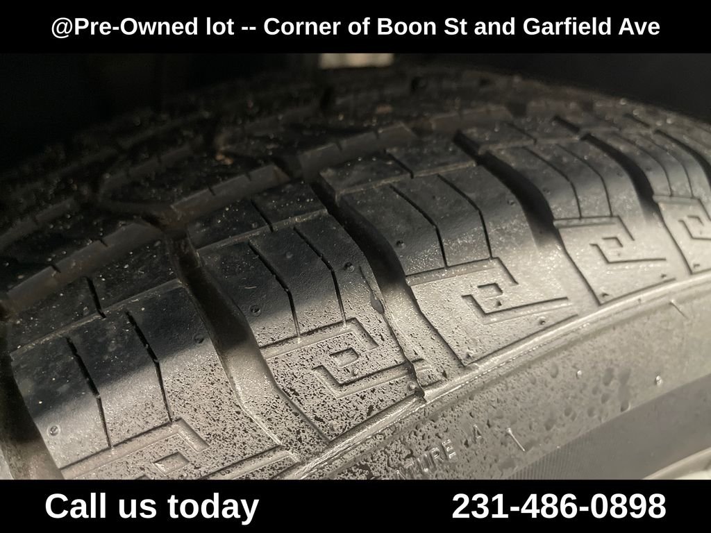 Used 2020  Jeep Laredo image 12