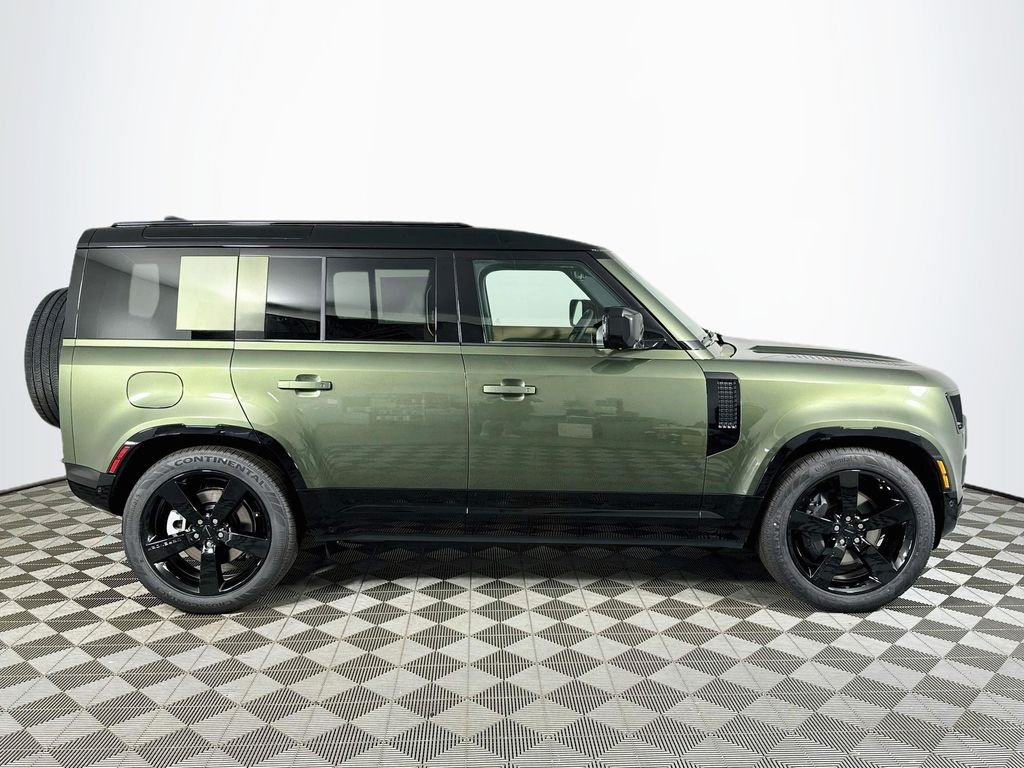 New 2026 Woolstone Green Land Rover X-Dynamic SE image 4