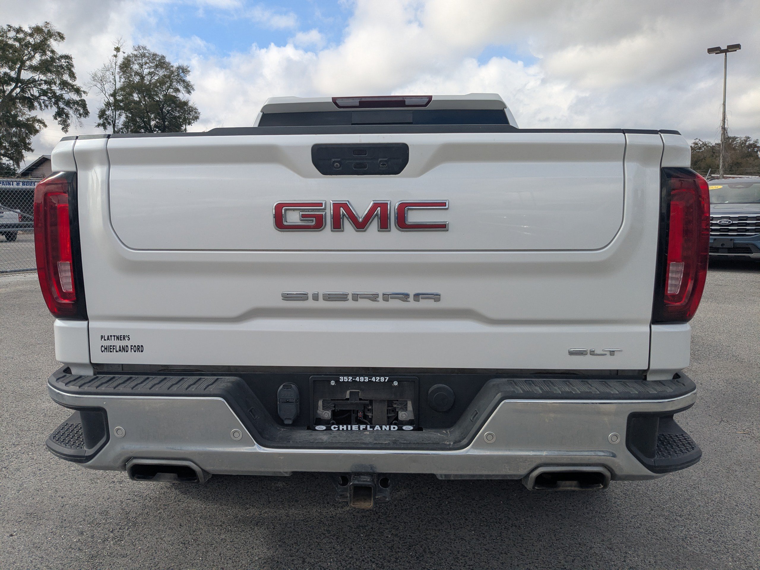 Used 2022 White Frost Tricoat GMC SLT image 4