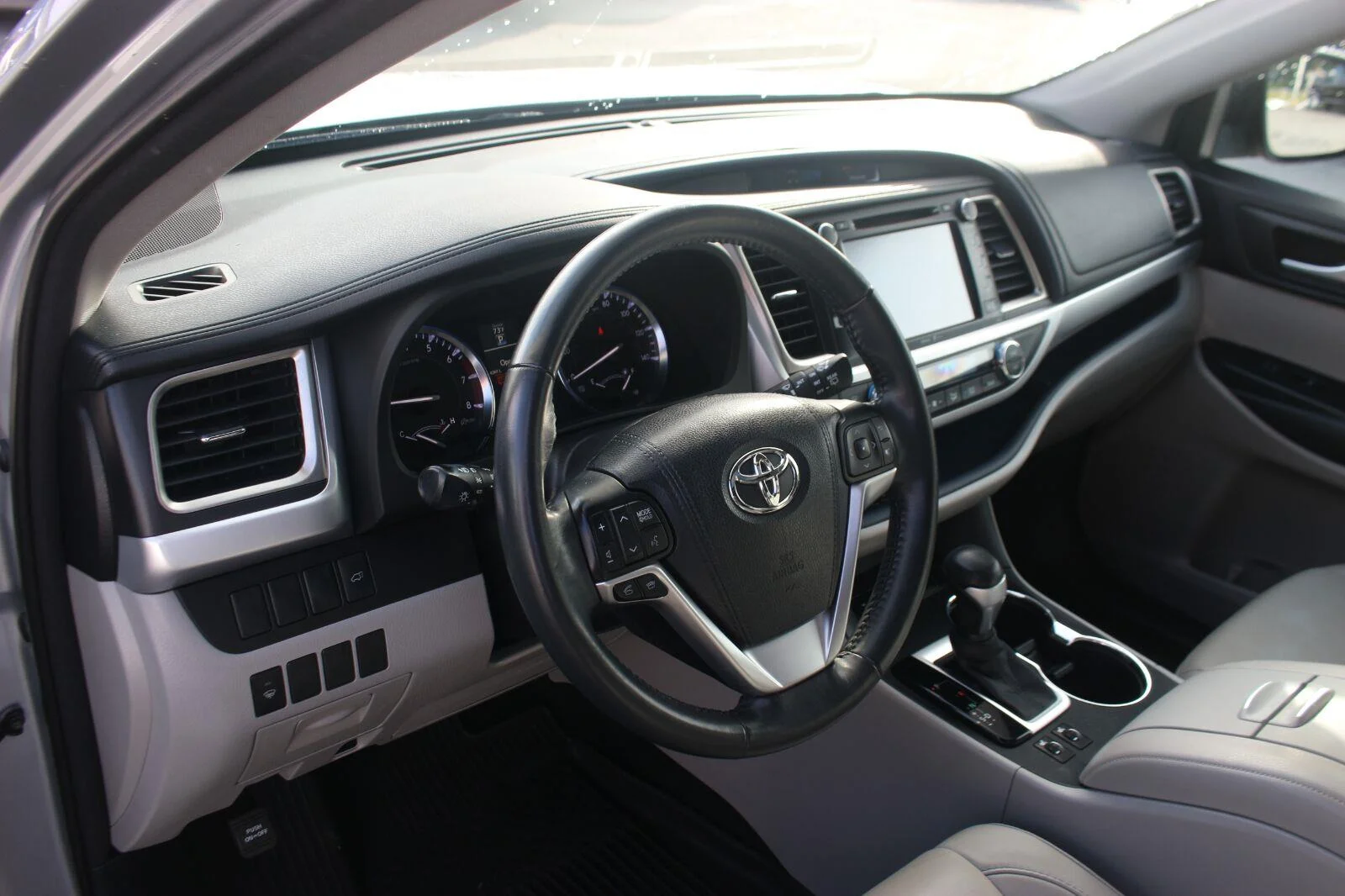 Used 2015 Silver Sky Metallic Toyota XLE image 15