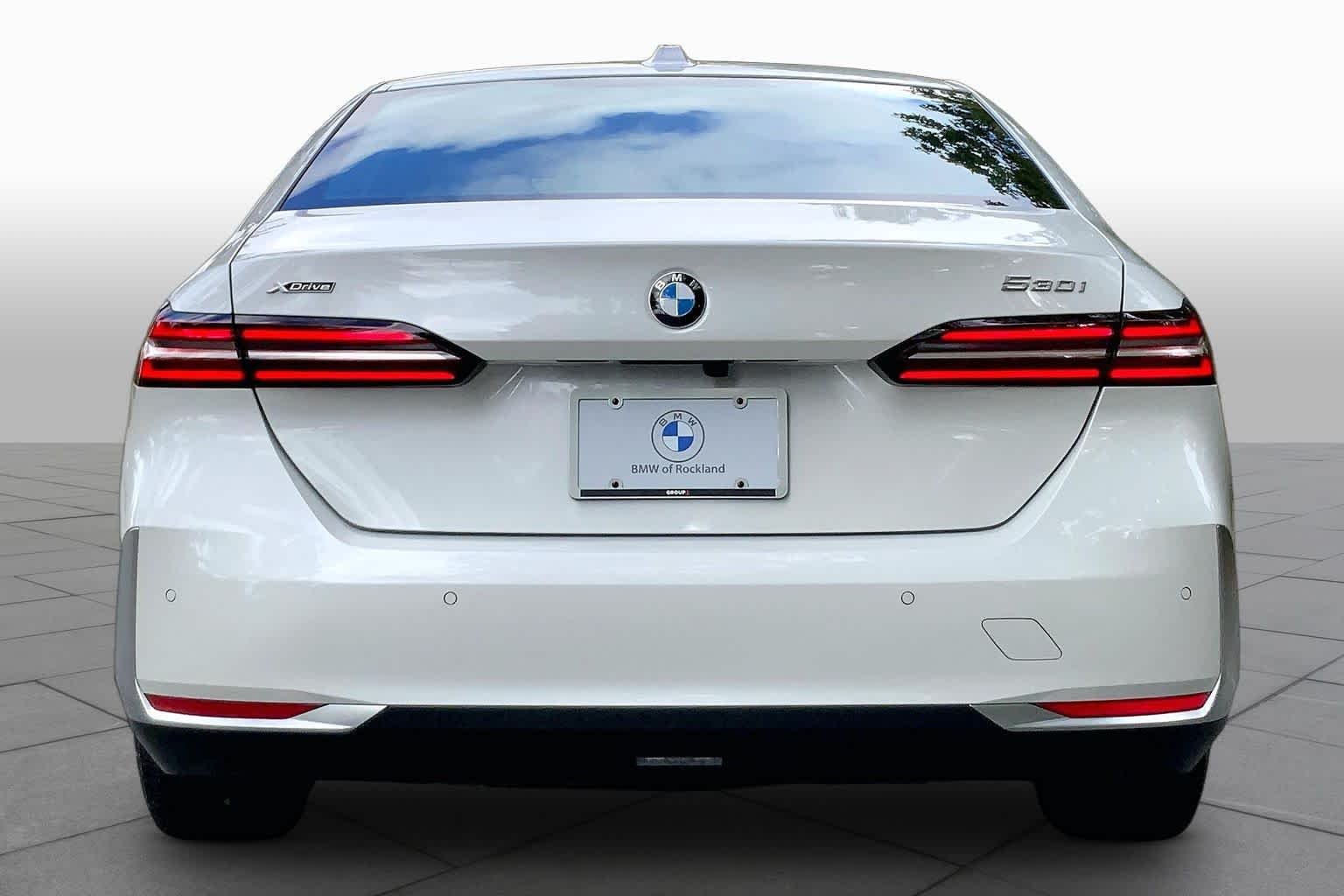 Used 2026 Mineral White Metallic BMW 530i xDrive image 4