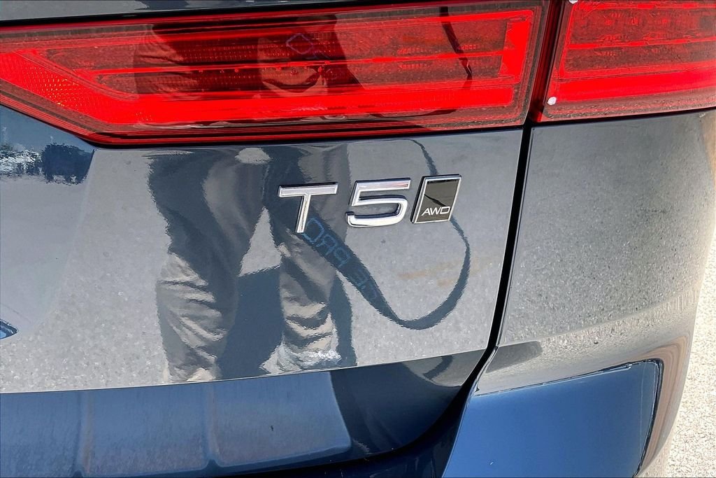 Used 2019 Blue Volvo T5 Momentum image 31