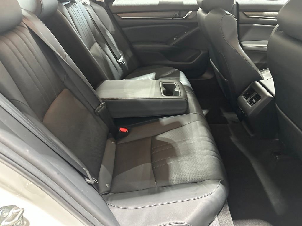 Used 2018 Platinum White Pearl Honda Touring image 19
