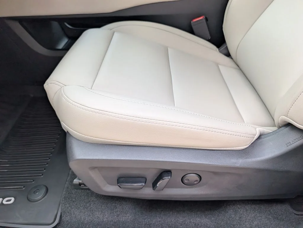 Used 2025 White Nissan SV image 23