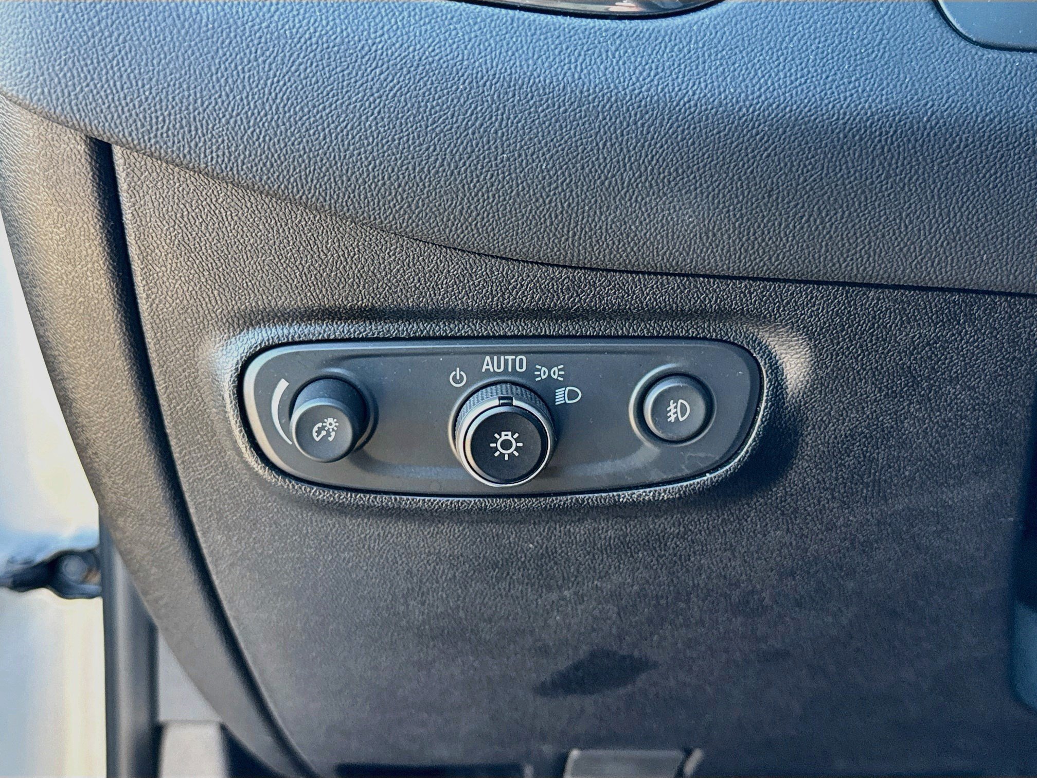 Used 2018 Silver Ice Metallic Chevrolet Premier image 15