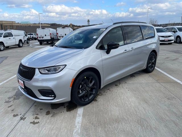 2026 Chrysler Pacifica Select's photo