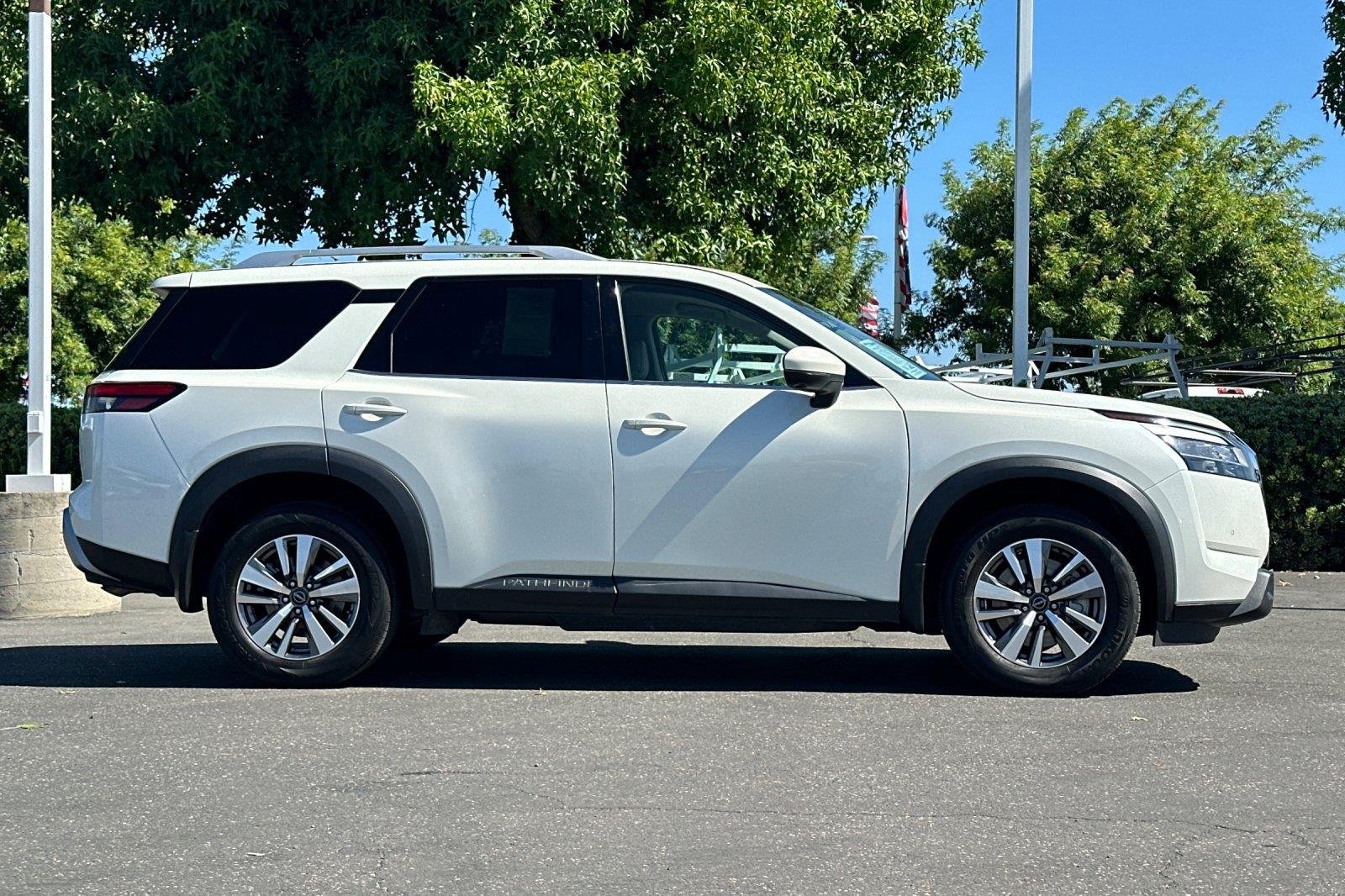 Used 2022 Pearl White Tricoat Nissan SL image 3
