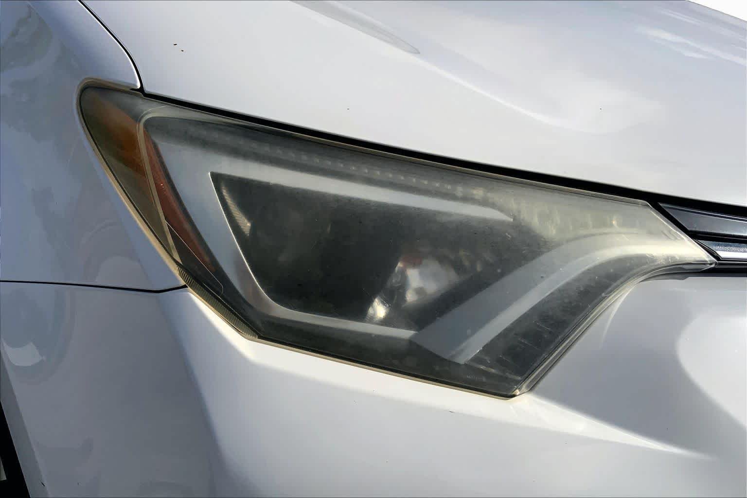 Used 2018 Super White Toyota XLE image 27