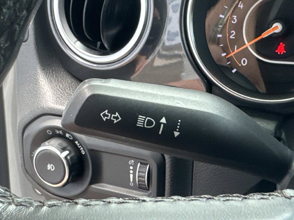 Used 2023 White Jeep Altitude image 43