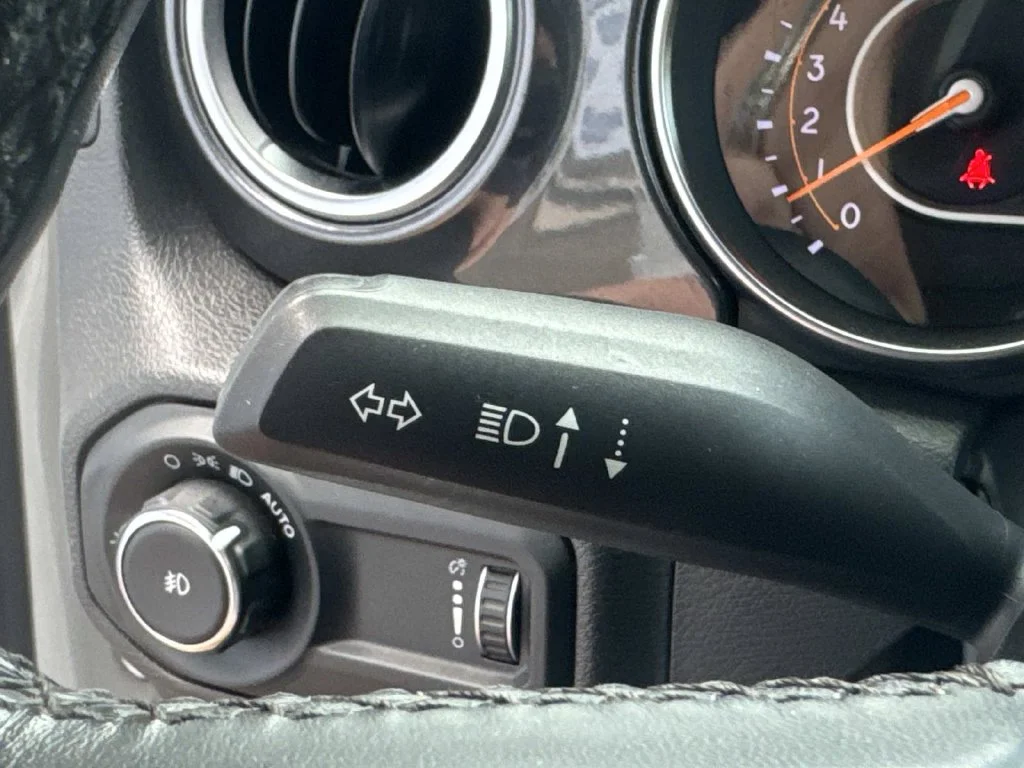 Used 2023 White Jeep Altitude image 43