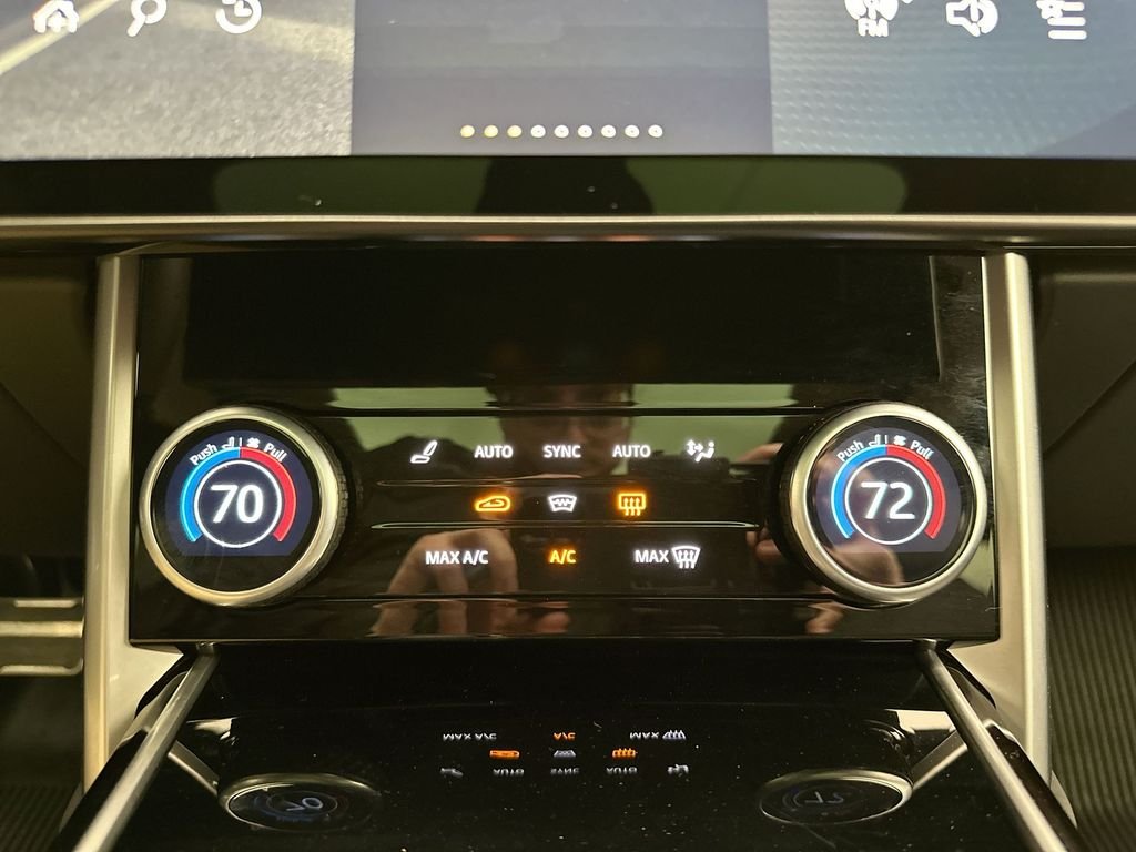 Used 2023  Land Rover SE image 25