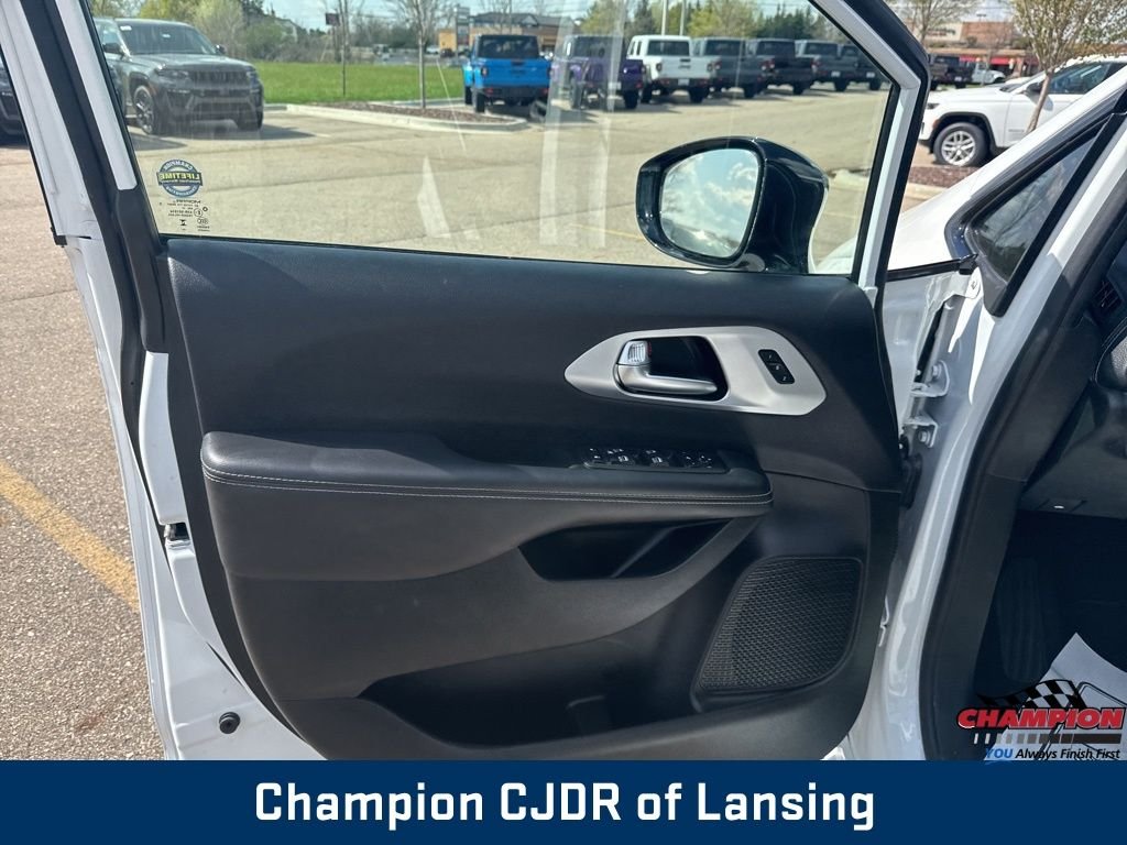 Used 2025 Bright White Clearcoat Chrysler Limited image 14