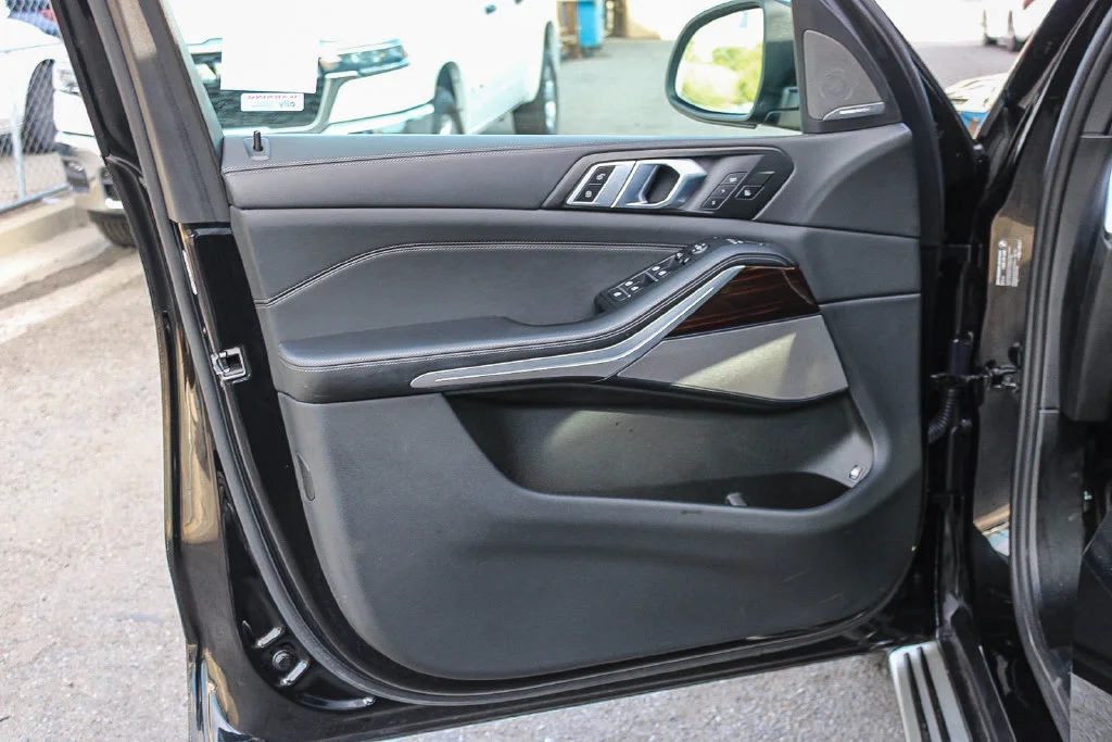 Used 2025 Black BMW xDrive50e image 25