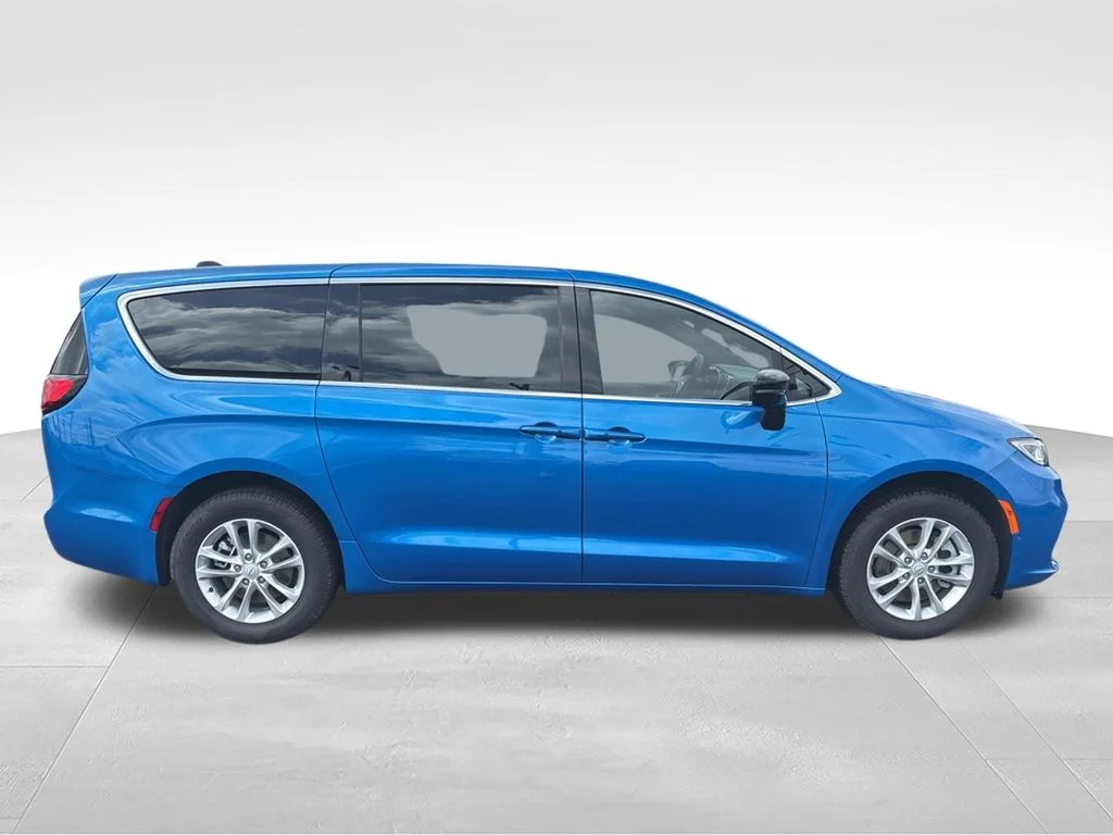 New 2026 Hydro Blue Pearl-Coat Exterior Paint Chrysler Select image 2