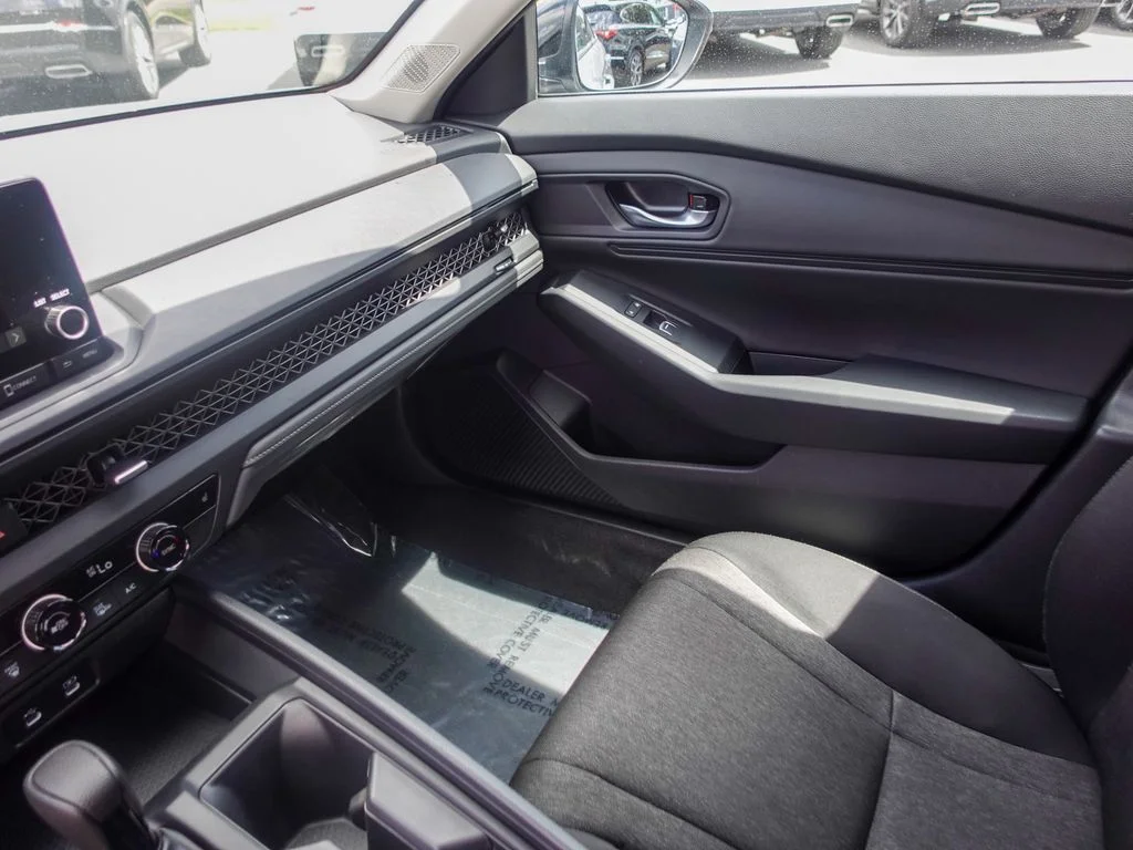 Used 2025 Urban Gray Pearl Honda SE image 19
