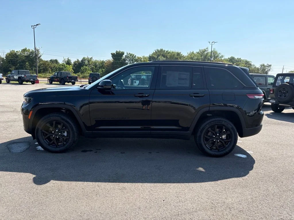 New 2026 Diamond Black Crystal Pearl-Coat Exterior Paint Jeep Altitude image 4