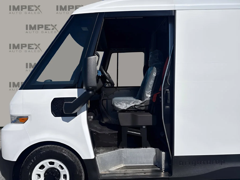 Used 2025 White Chevrolet 600 image 20